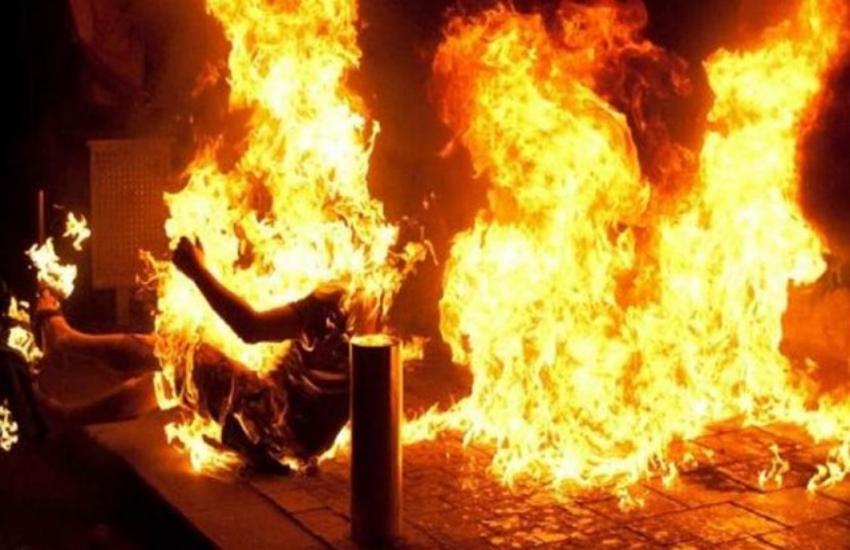 पडोसी को सरिया देने पर भड़की पत्नी ने खुद पर डाला मिट्टी तेल तो पति ने फेंकी जलती हुई माचिस की तीली