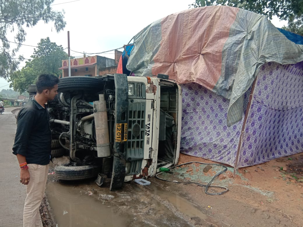 Pooja pandal falls overloaded truck loaded with coal, narrowly escapes