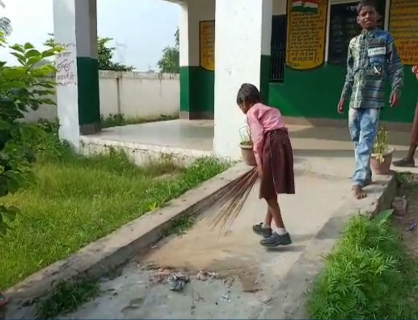 VIDEO: पढ़ाई से पहले यहां बच्चों को स्कूल में लगानी पड़ती है झाड़ू