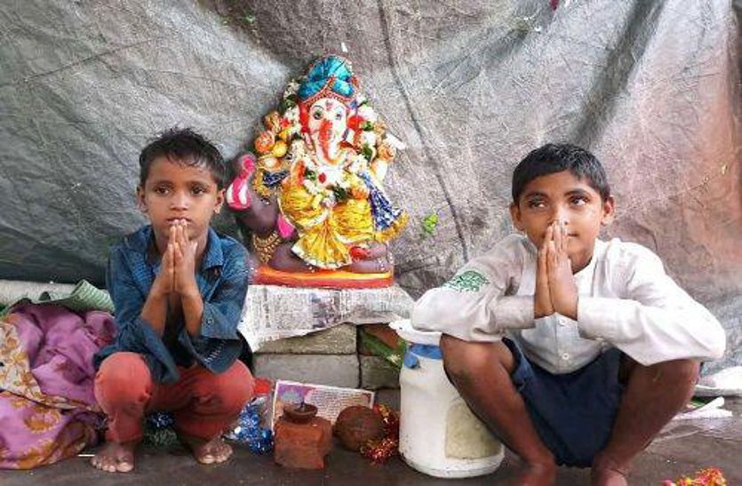 सबके गणेश: इन मुस्लिम बच्चों ने बप्पा के लिए घर छोड़ा, पंडाल बनाई और रात भर बारिश में हाथ जोड़कर भीगते रहे