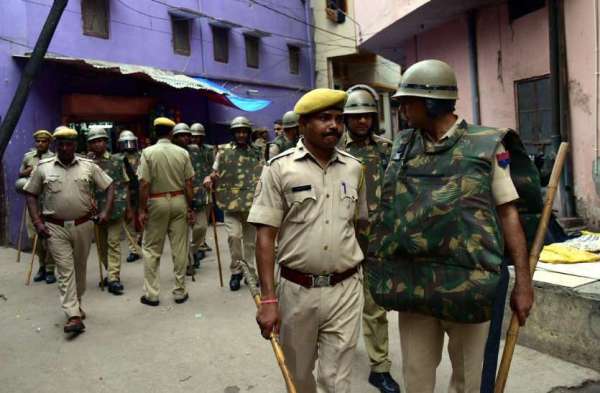 एमडी रोड पर पथराव, माहौल हुआ तनावपूर्ण, देखे तस्वीरें ...