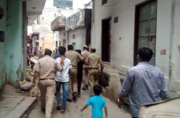 एमडी रोड पर पथराव, माहौल हुआ तनावपूर्ण, देखे तस्वीरें ...