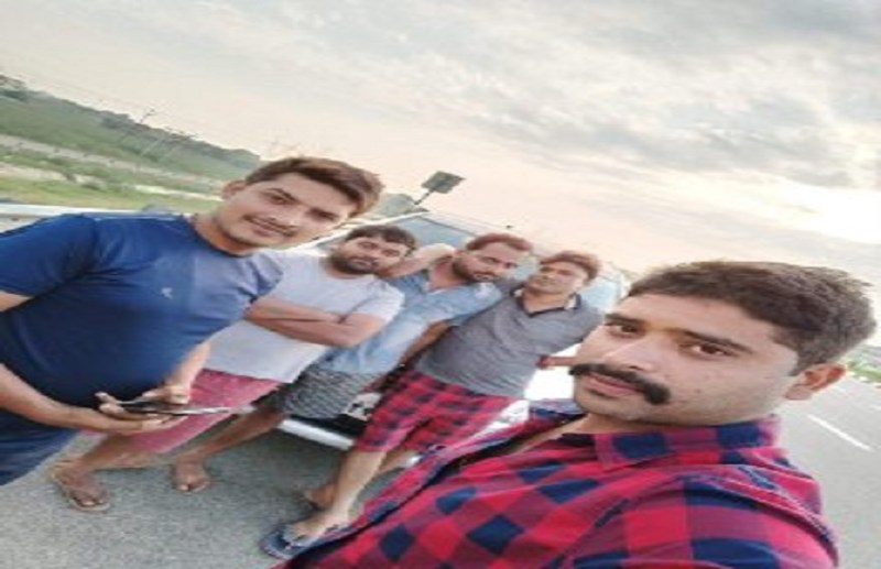 UP: गैंगरेप के आरोपी के साथ सेल्फी लेते नजर आये थानेदार, पीड़िता ने सीएम को लिखी चिट्ठी