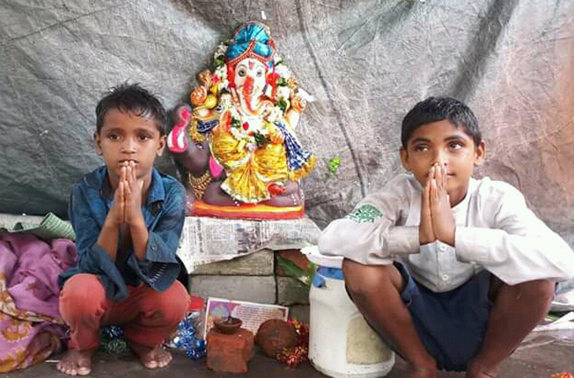 सबके गणेश : इन मुस्लिम बच्चों ने बप्पा के लिए घर छोड़ा, पंडाल बनाई और रात भर बारिश में हाथ जोड़कर भीगते रहे