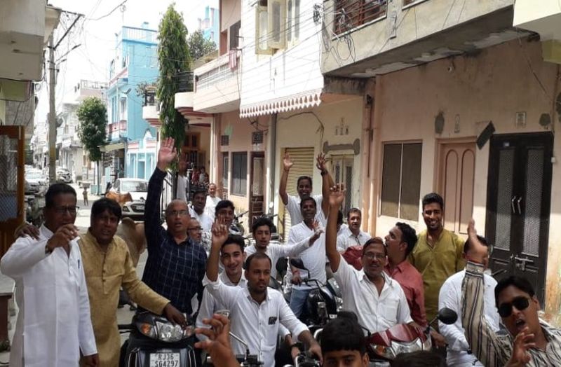 गले मिले, छुए चरण, मांगी गलतियों के लिए क्षमा