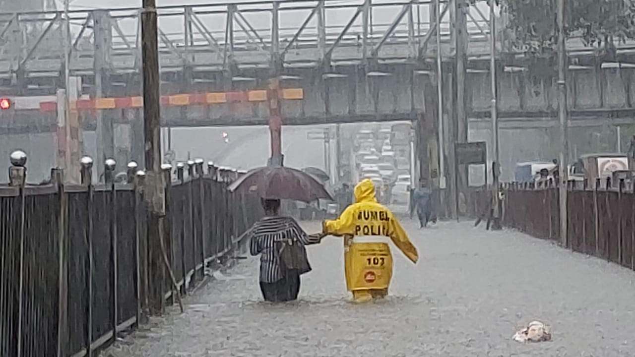 Mumbai Rain बारिश में फंसे नागरिको को बचाने मुंबई पुलिस ने बढ़ाया मदद का हाथ