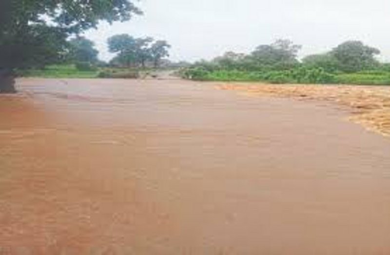 उफनते नाले में बहा वाहन, 4 लापता, चालक सहित दो लोगों ने तैरकर बचाई जान