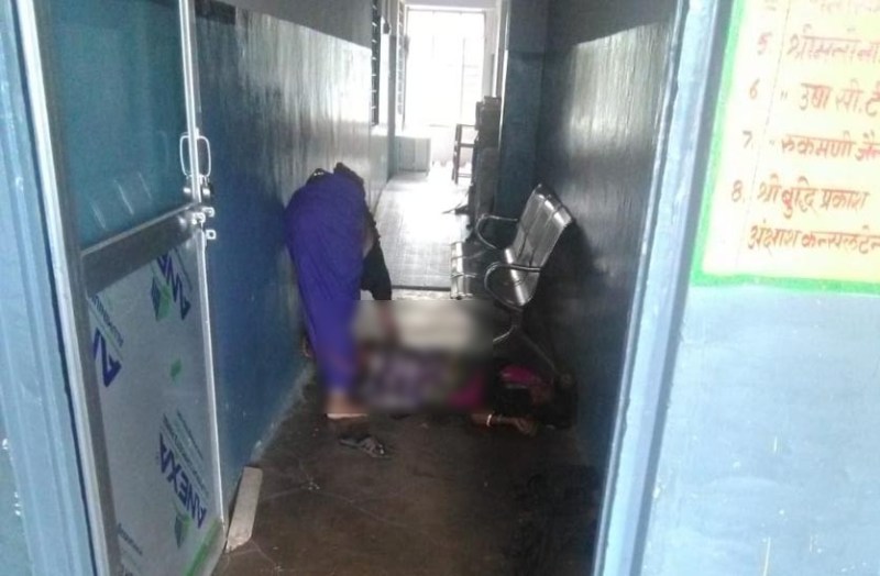 लापरवाही की हद: कोई भी नहीं था चिकित्सालय में, बरामदे में प्रसूता ने बच्ची को दिया जन्म