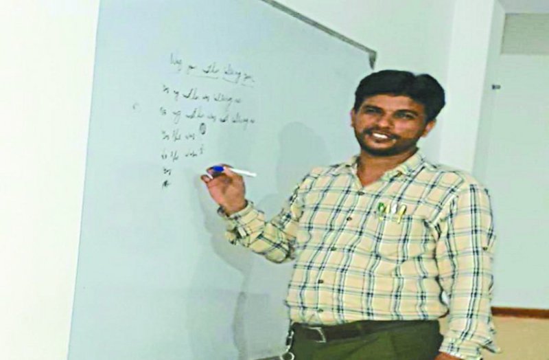 एक गुपचुप वाला आया था, बोला अपने बच्चे को इंग्लिश मीडियम में पढ़ाना चाहता हूँ, उसके बाद 18 साल से हर साल दे रहे निःशुल्क शिक्षा