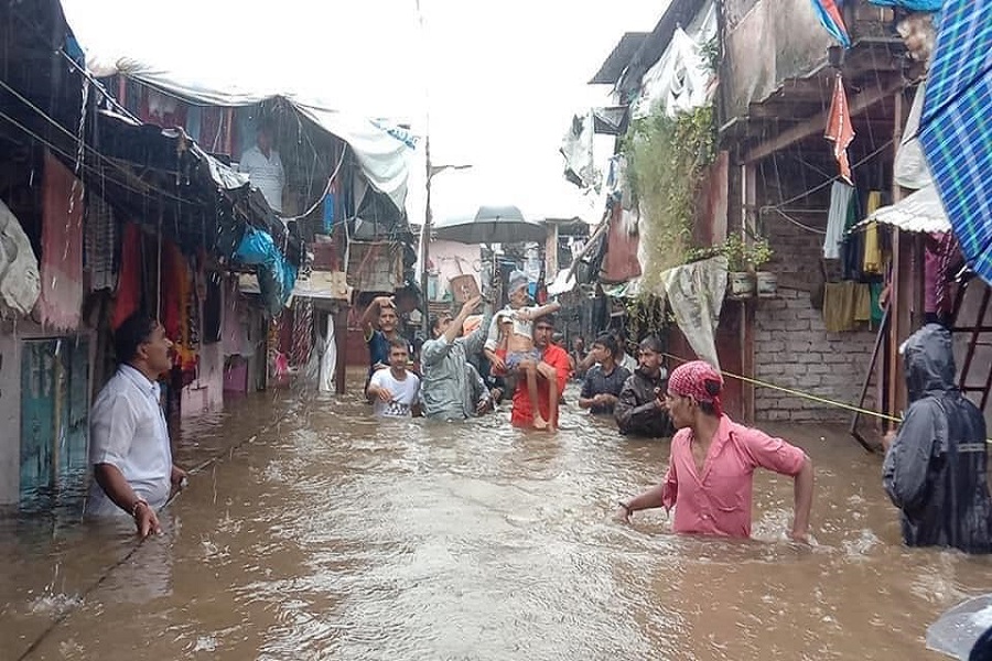 बारिश के आगे बेबस: सड़कों पर लंबा ट्रैफिक जाम, बदला गया बेस्ट बसों का रूट, डायवर्ट की गईं विमान सेवाएं