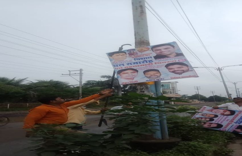 नगर निगम कार्रवाई: इंदौर में विवाद वाली जगहों से रात के अंधेरे में हटाए होर्डिंग-पोस्टर