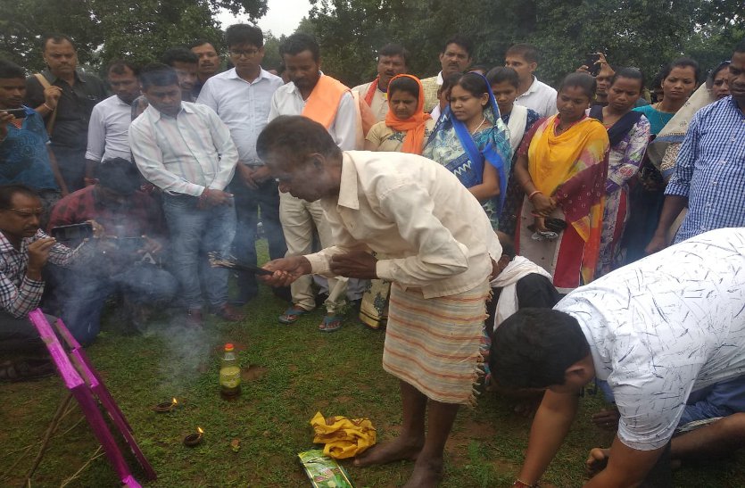 ओजस्वी मंडावी ने श्यामगिरी की मिट्टी को हाथ में लेकर किया प्रण, जो मेरे पति की ख्वाहिश थी उसे पूरा करूंगी