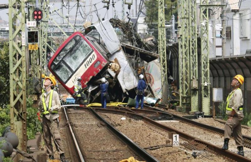 japan-train-truck-crash