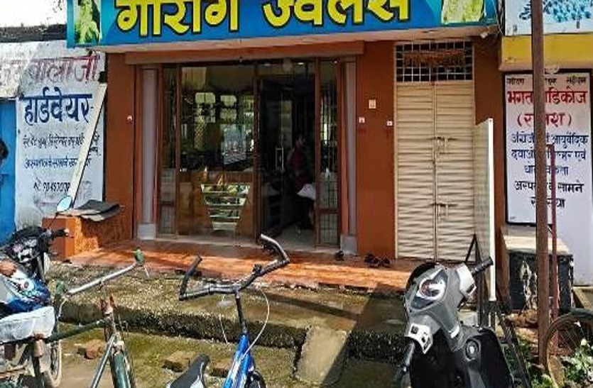 Video- जानें क्या हुआ जब आधी रात आधा दर्जन नकाबपोश ज्वेलर्स दुकान में बोला धावा