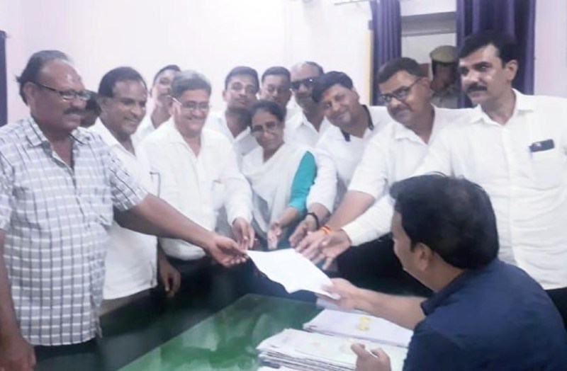 प्रतिदिन पेयजल सप्लाई की मांग, सीएम के नाम उपखण्ड अधिकारी को सौंपा ज्ञापन