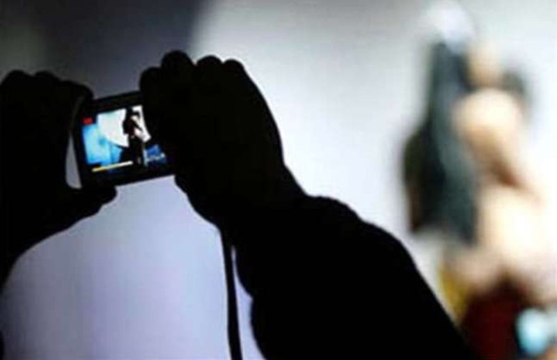 महिला की फोटो एडिट कर सोशल मीडिया में किया वायरल, कैप्सन में लिखा- बताओ कैसी है मेरी बीवी