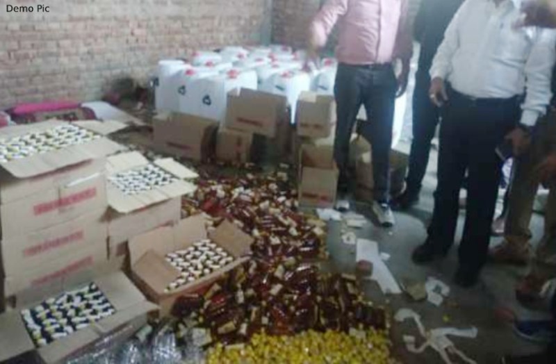 किराए के मकान में स्प्रिट मिलाकर बनाते शराब, मंहगे ब्रांडों की बोतलों में सील पैक कर बेचते