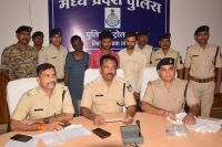 चोरी की आठ वारदातों का खुलासा करते एसपी