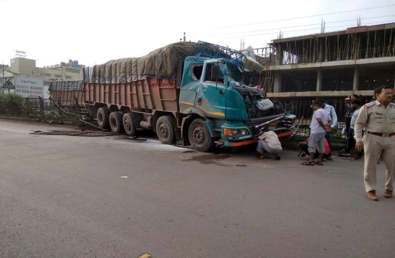 भारी वाहन को टक्कर मार डिवाइडर पर चढ़ा ट्रक, स्टेयिरिंग में दो घंटे तक फंसा रहा चालक