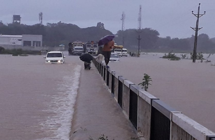 जगदलपुर में फिर जलभराव की स्थिति, कई वार्ड बने टापू, आधी रात अपने आशियाने को छोड़ गए लोग