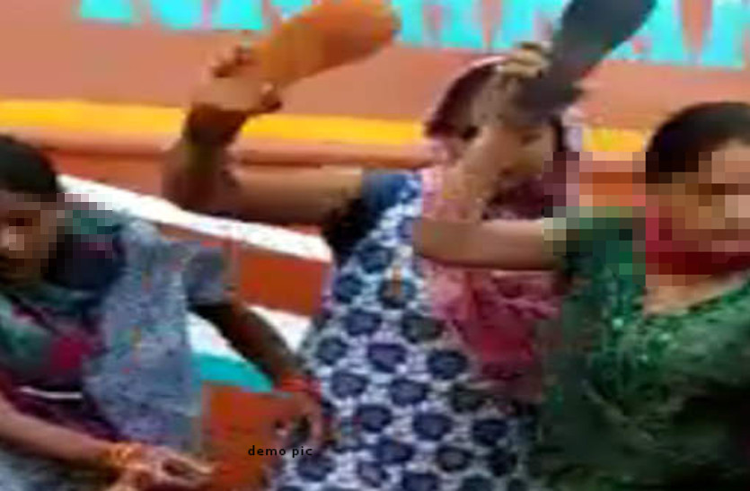 इस बात को लेकर आक्रोशित महिलाओं ने घर घुसकर सरपंच को जड़ दिया चप्पल पे चप्पल, केस दर्ज