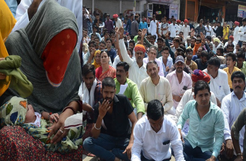 पति के हत्यारों की गिरफ्तारी की मांग, एक माह की मासूम को गोद में ले कलक्ट्रेट के बाहर सडक़ पर बैठ किया प्रदर्शन