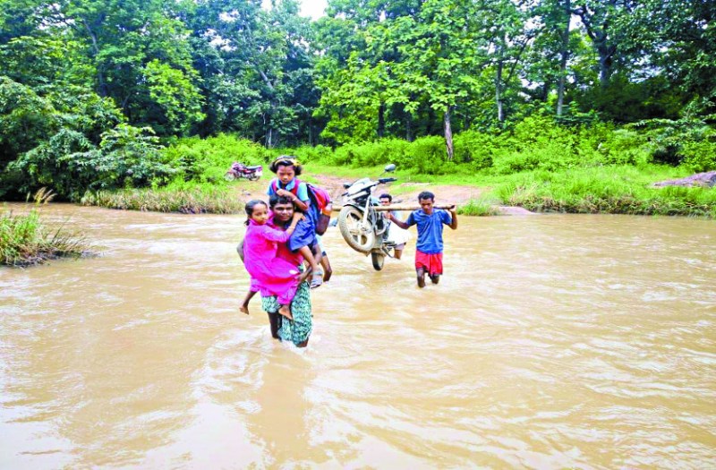 नदी पर पुल नहीं, बारिश में रोज जान जोखिम में डालकर आना-जाना करते हैं ग्रामीण