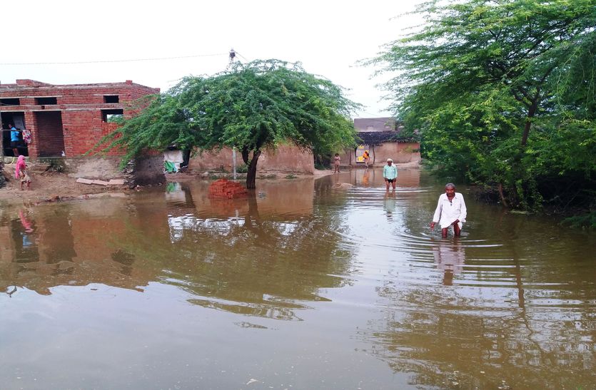 Heavy Rain : राजस्थान के इस गांव में बरसाती पानी से घरों में कैद हुए लोग