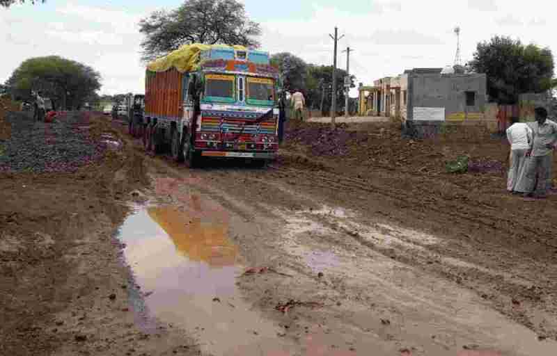 सार्वजनिक निर्माण विभाग के मुख्य अभियंता को न्यायालय में उपस्थित रहने के आदेश