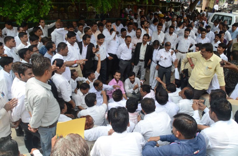 अधिवक्ताओं ने कार्य का बहिष्कार कर कलक्ट्रेट में पुलिस के खिलाफ किया प्रदर्शन