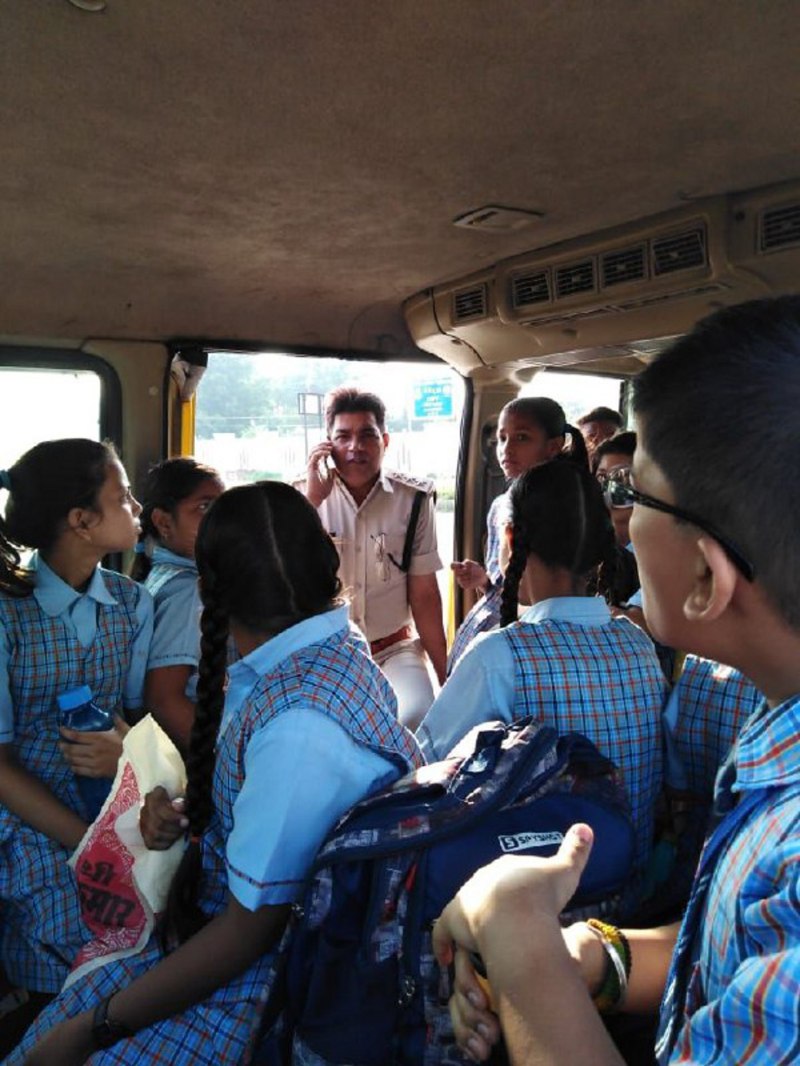 बंद नहीं हो रहा बच्चों की सुरक्षा से खिलवाड़, फिर नियम विरुद्ध चलते मिले वाहन