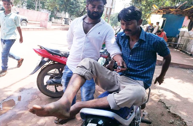 shivpuri police harassed a man came for lodge FIR