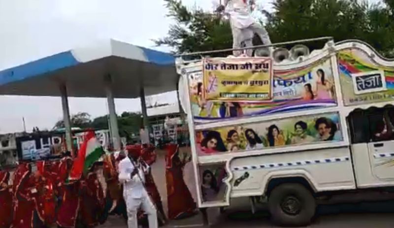 Veer Tejaji Dham: अनूठे जुलूस में एक क्विंटल गुलाब  की पुष्प वर्षा से जातरुओं का किया स्वागत -देखें वीडियो