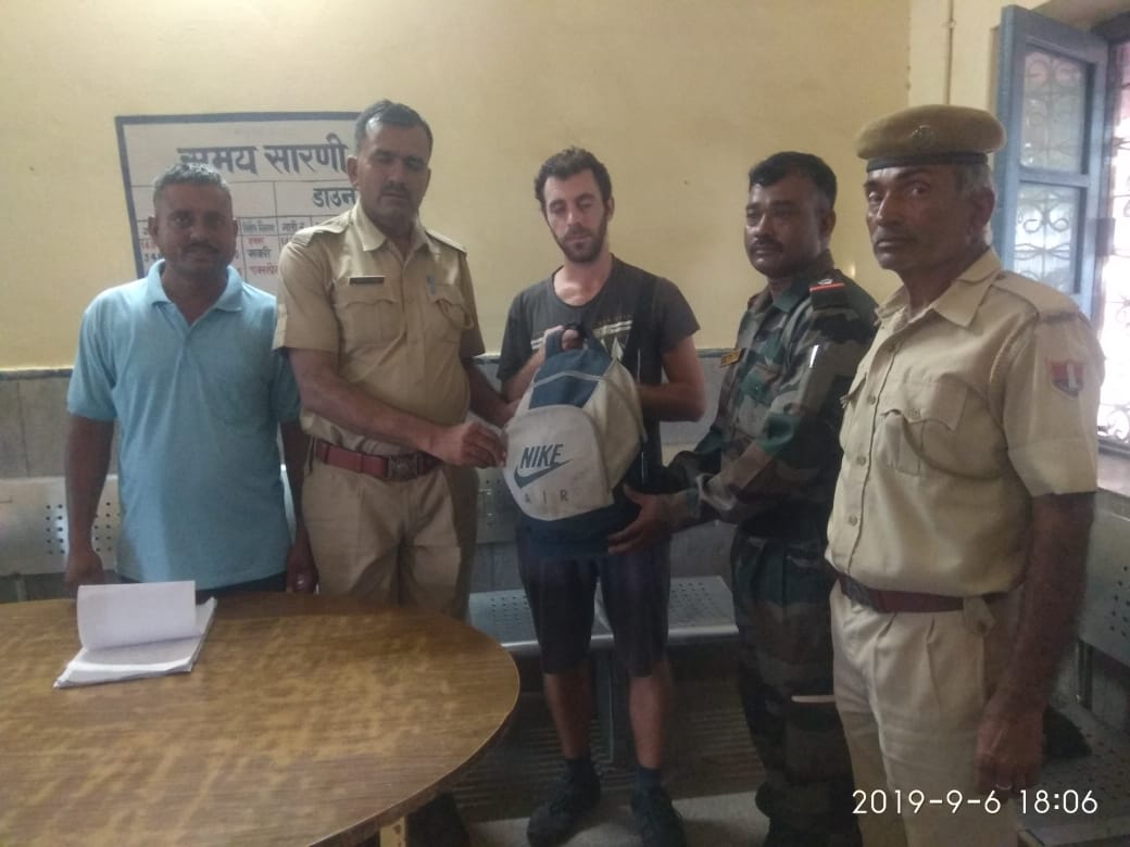 फलोदी. विदेशी नागरिक को सामान सौपते हुए जीआरपी