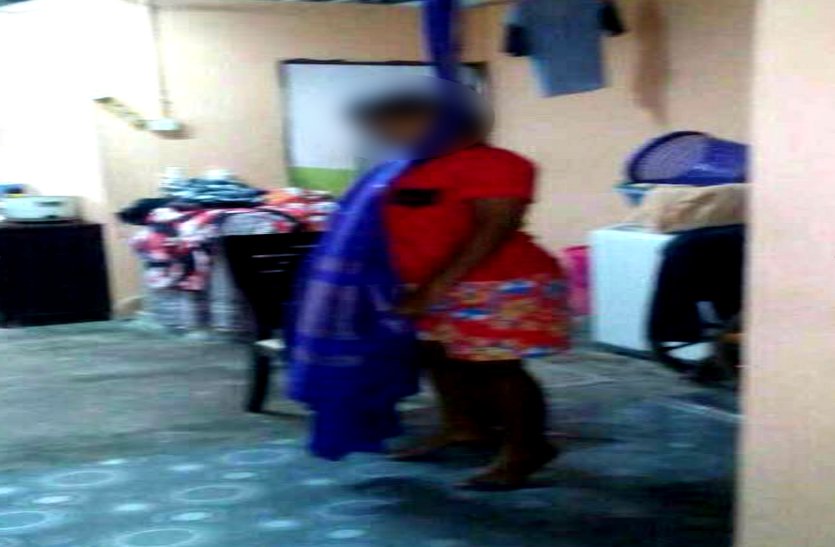 तलाक नहीं देने पर दो बच्चों की मां के गले में पति ने डाल दिया फांसी का फंदा, मदद के लिए चिल्लाती रही पत्नी