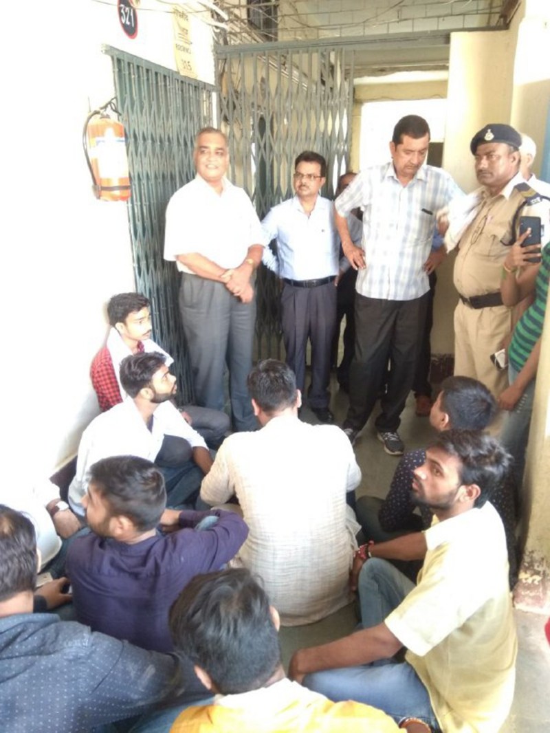 रिजल्ट घोषित नहीं हुआ तो छात्रों ने अधिकारियों को बंधक बनाया