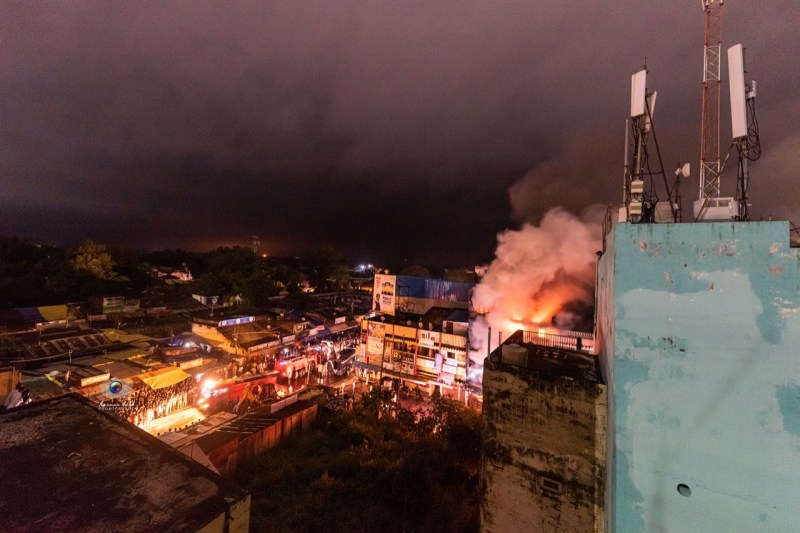 Video: होते रहे धमाके, जलती रही पटाखों से भरी दुकान, इतना बारुद बीच बाजार रखने की इजाजत किसने दी?