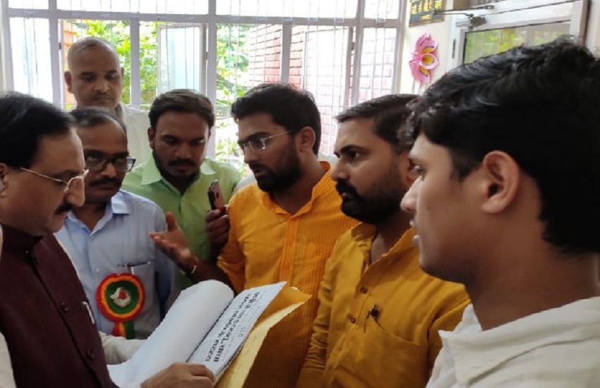 Delegation of student leaders met MHRD minister, complainant to AU VC
