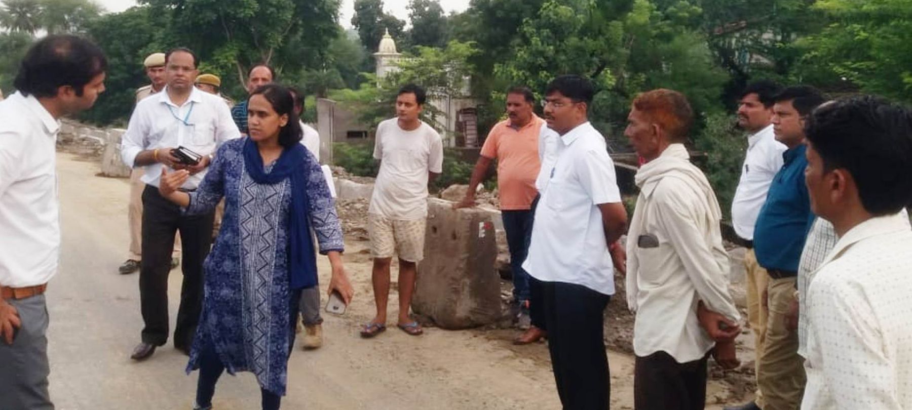 ढेर सारी ग्रामीण समस्याओं के बीच घिरी कलक्टर