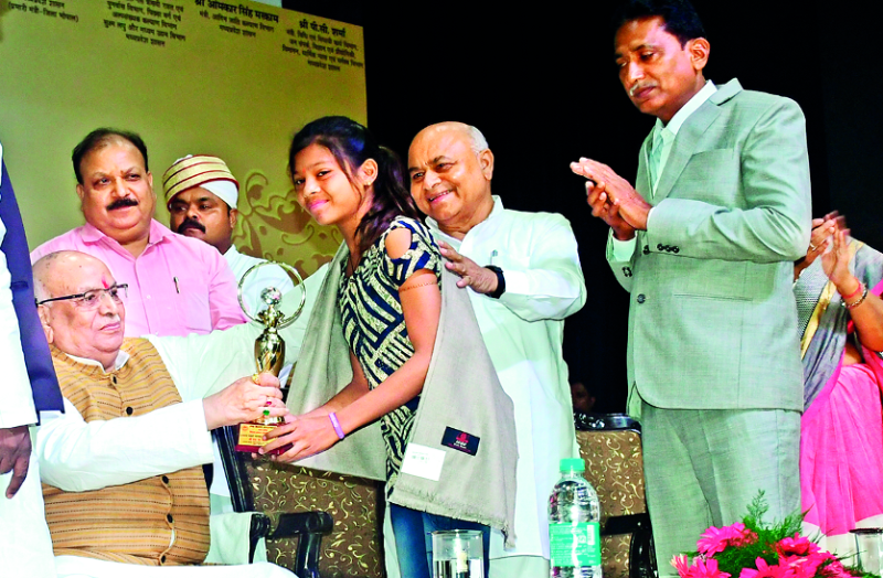 समारोह में राज्यपाल के प्रोटोकॉल का उल्लंघन, लालजी टंडन ने मंच से जाहिर की नाराजगी