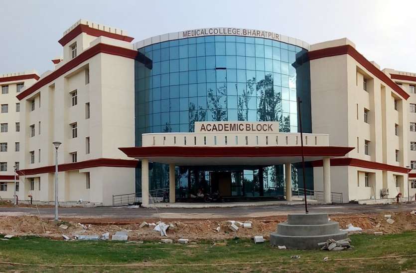 Bharatpur Medical College : आधी रात को फैकल्टी की नींद उड़ाना पड़ा भारी,  एमबीबीएस के सौ छात्र 30 दिन के लिए सस्पेंड