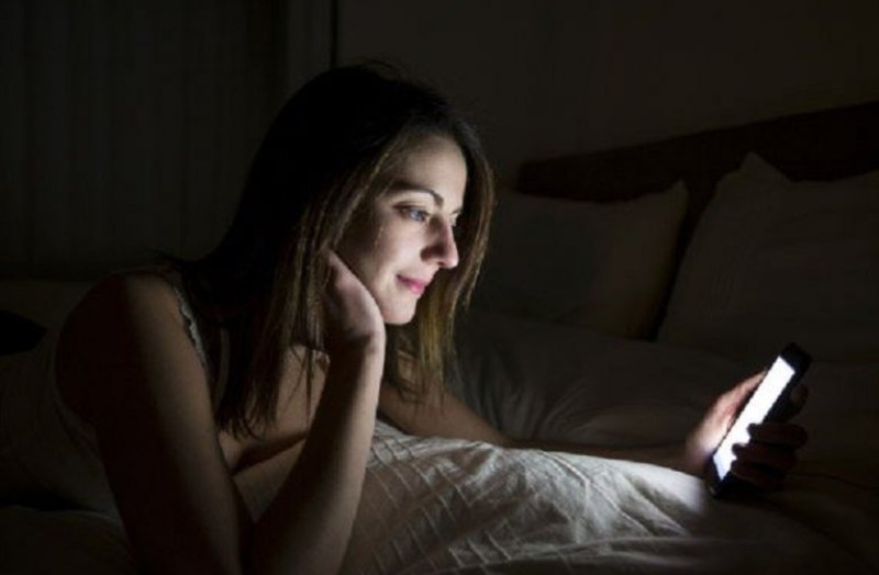 फोन देखने के तरीके से सेक्स और ऊंचाई पर पड़ता है असर