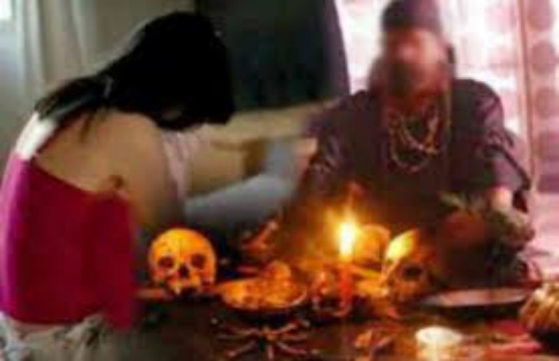 झाड़-फूंक करने घर बुलाया बैगा, उसने लड़की को कमरे में ले जाकर किया कुछ ऐसा की रोते हुए बाहर आयी लड़की