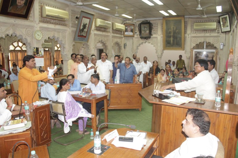 परिषद की बैठक में कांग्रेस पार्षद ने एजेंडे की कॉपी फाडक़ी आसंदी तरफ उछाली