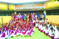 स्कूल का कर दिया उन्नयन मगर शिक्षक देना भूल गए, पालक और बच्चों ने स्कूल में जड़ दिया ताला