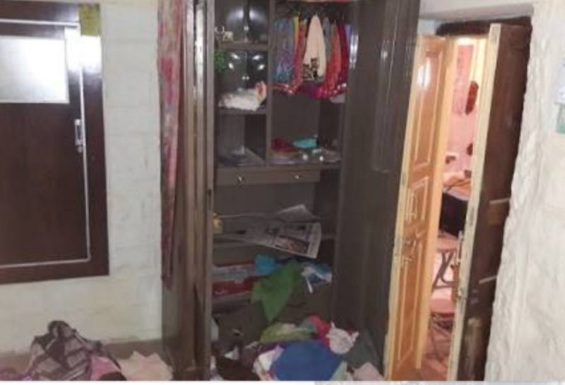 Crime News: यहां सोता रहा परिवार, चोरों ने किया लाखों का माल पार