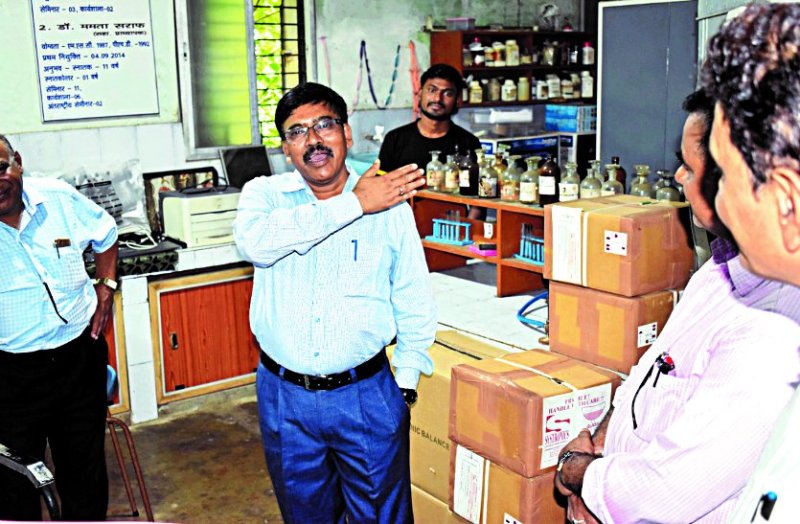 ड्यूटी से नदारत मिले चार डॉक्टर, अस्पताल में खुले में दवाईयां पड़ी देख भड़के संभागायुक्त, सात कर्मियों को थमाया नोटिस