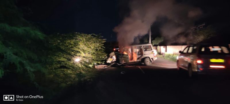 बाड़मेर में दो कारें भिड़ी, आग में हुई खाक