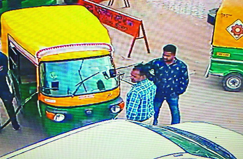 thief caught on cctv camera, viral video on social media