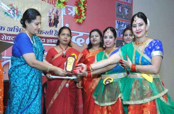 Photo Gallery : फ्यूजन डांस में लेडिज ने लगाया कत्थक, ओडि़शी और भरतनाट्यम का तड़का